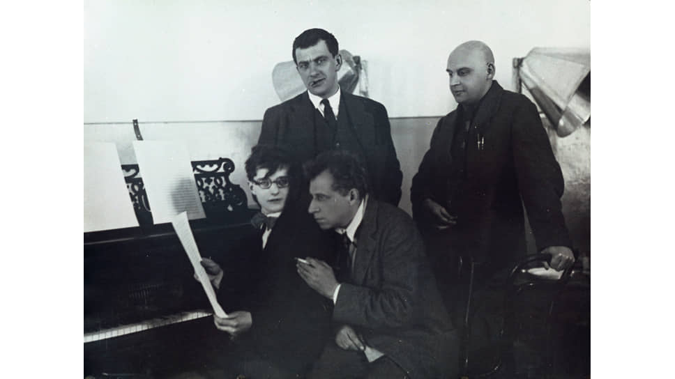 Владимир Маяковский, Александр Родченко, Дмитрий Шостакович и Всеволод Мейерхольд во время работы над спектаклем «Клоп», 1929
