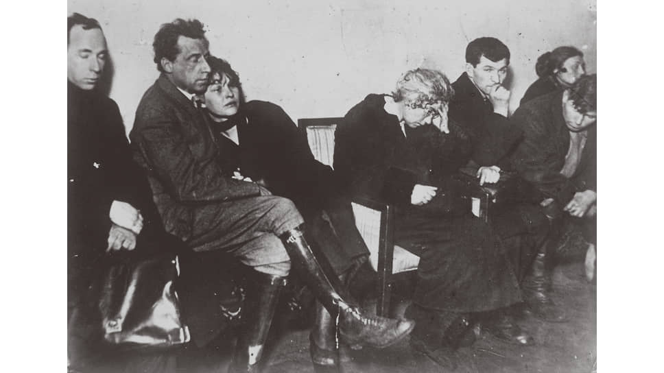 Всеволод Мейерхольд и Зинаида Райх на похоронах Сергея Есенина, 1925