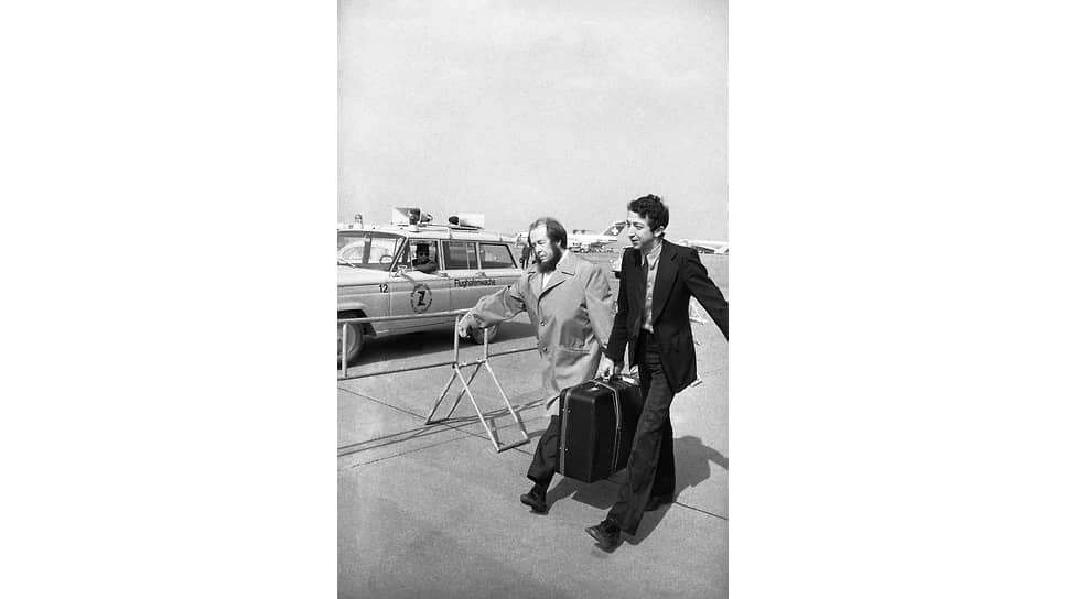 Александр Солженицын в аэропорту Цюриха, 29 марта 1974