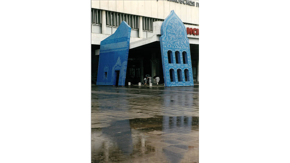 «Блуждающие стены» (Государственная Третьяковская галерея), 2006. Выставка «Александр Константинов. От линии до архитектуры» в ГТГ