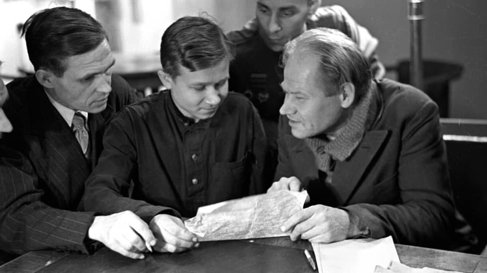 Юрий Олеша (справа) с членами литературного кружка на заводе имени Лихачева, 1947