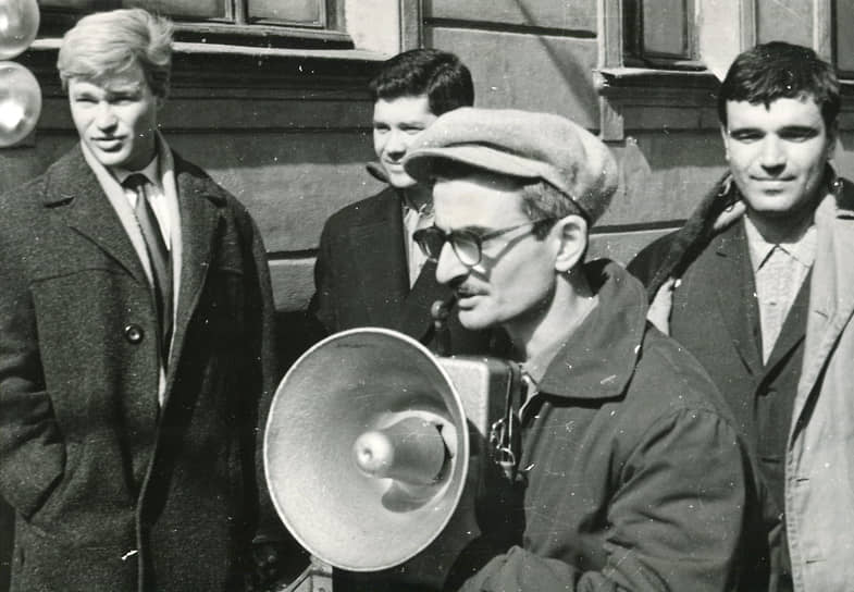 Справа налево: Валентин Попов, Александр Княжинский, Марлен Хуциев и Геннадий Шпаликов на съемках фильма «Застава Ильича», 1962 