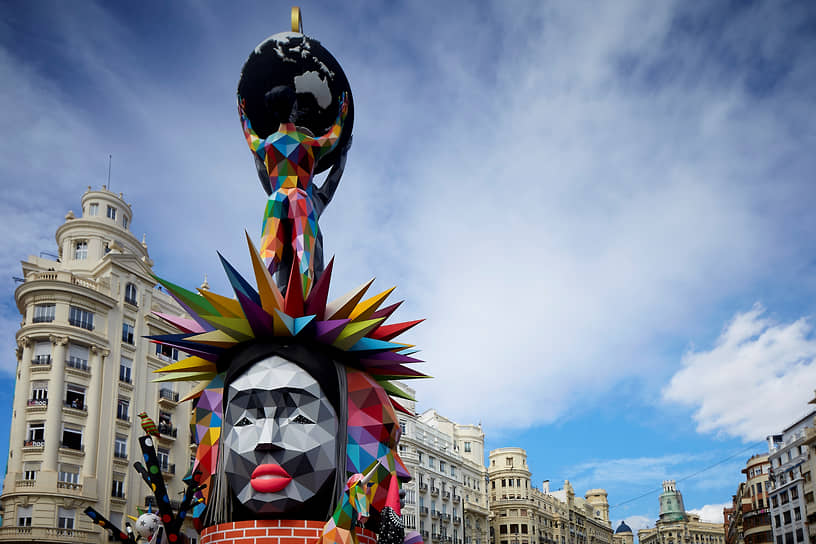 24-х метровая скульптура Equilibri Universal испанского уличного художника Окуда Сан Мигель на фестивале Фальяс 