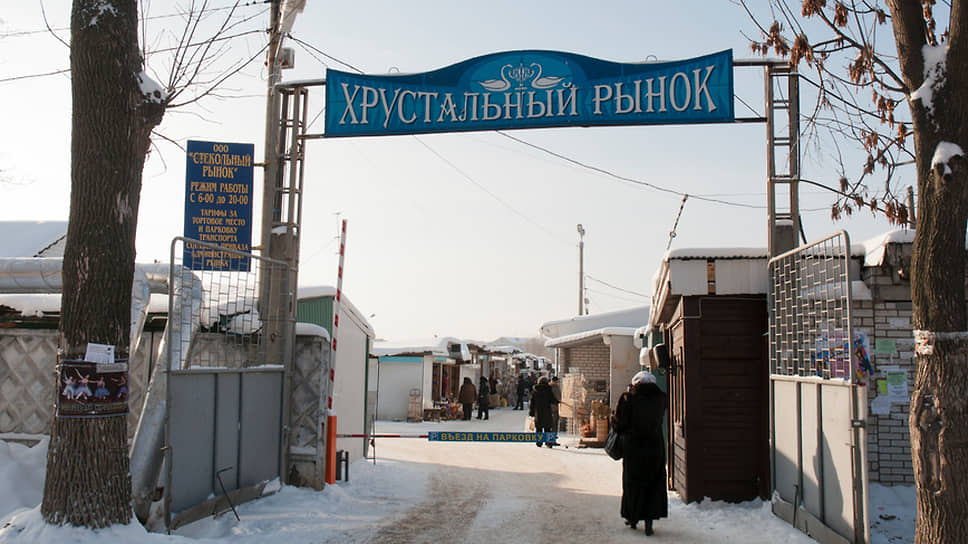 «Хрустальный рынок» в городе Гусь-Хрустальный, где с большой вероятностью можно стать обладателем бракованного хрусталя или люстры из Китая