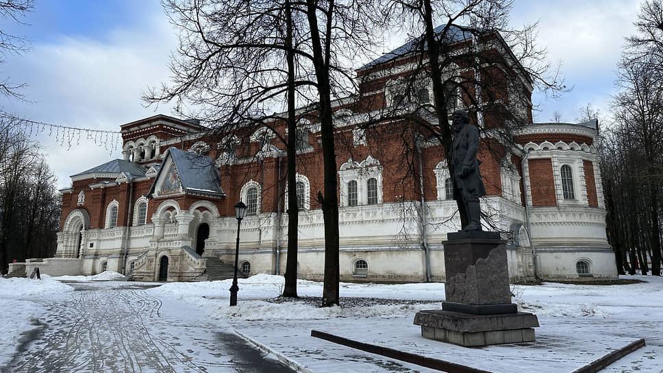 Вид на Музей хрусталя в городе Гусь-Хрустальный зимой