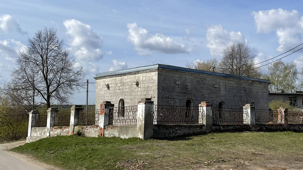 Усыпальница Шах-Али хана — памятник средневековой татарской архитектуры, построена в 1556 году
