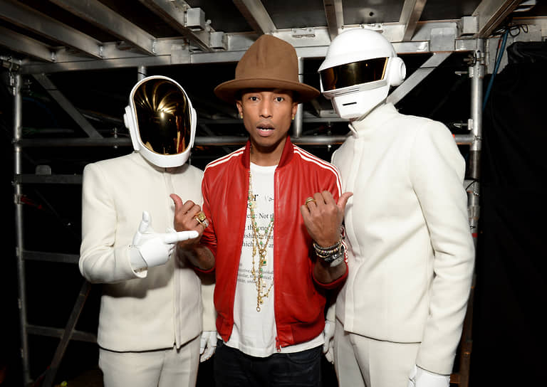 Фаррелл Уильямс (в центре) и группа Daft Punk на 56-й церемонии Grammy в Лос-Анджелесе, январь 2014 