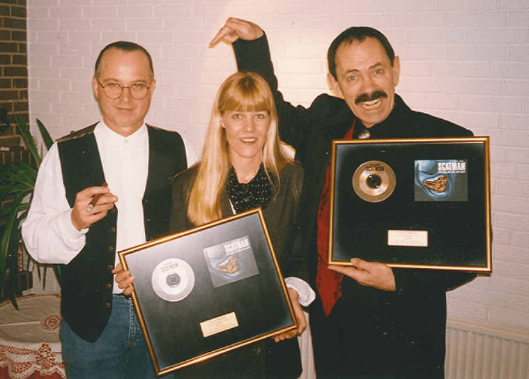Представители Iceberg Records и Джон «Скэтмен» Ларкин с наградами 