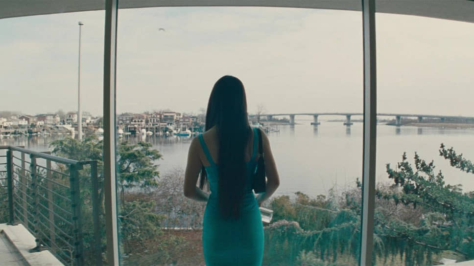 Кадр из фильма «Анора», режиссер Шон Бейкер, 2024