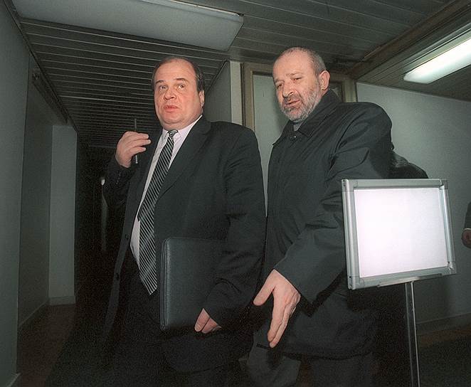 Председатель правительства Чеченской Республики Станислав Ильясов (слева) и полномочный представитель Чеченской Республики при Президенте России Шамиль Бено (справа) 