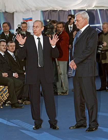 Владимир Путин (слева) и председатель совета директоров ОАО «Магнитогорский металлургический комбинат» (ММК) Виктор Рашников (справа) 