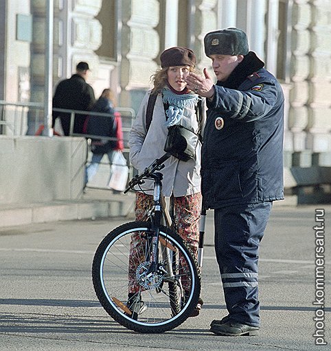 Девушка и мент. Москва, Пушкинская площадь, 2003 год 