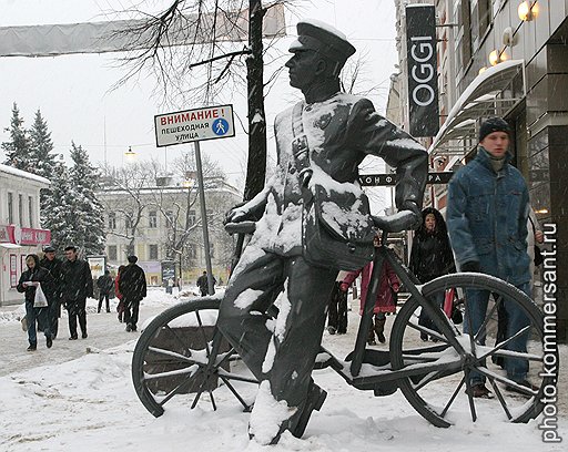 Катись с приветом. Скульптура почтальона на ул. Большой Покровской. Нижний Новгород, 2006 год 