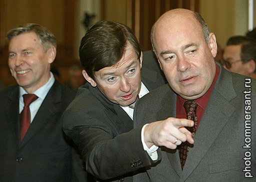 Министр труда и социального развития Александр Починок (слева) и министр культуры Михаил Швыдкой (справа). Москва, 2004 год 