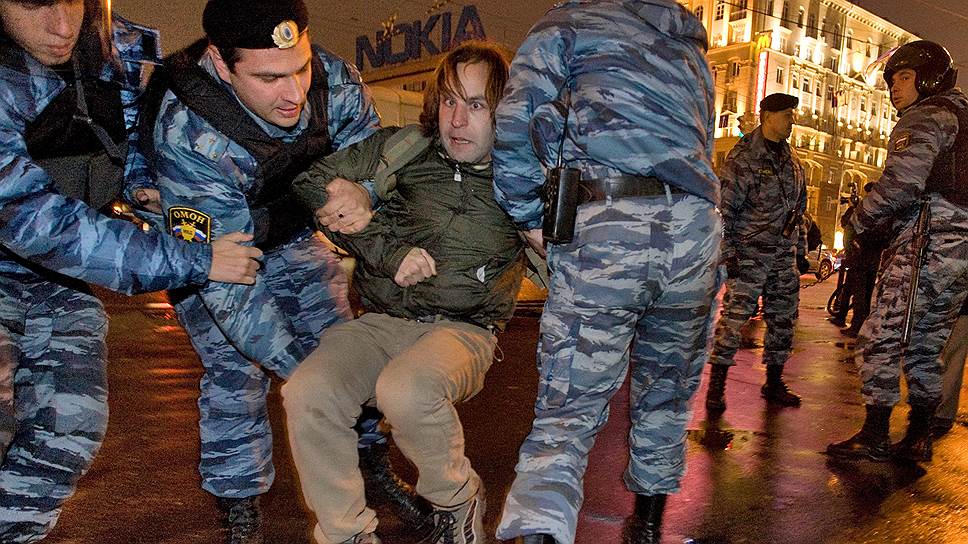 Избирательная активность оппозиции была расценена как антисоциальная: сжигавшим бюллетени в центре Москвы ОМОН помог удалиться в неизвестном направлении