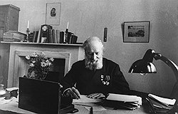 Удовольствию заседать в президиуме АН СССР в качестве ее вице-президента академик Алексей Крылов (на фото) предпочитал, пока была возможность, более хлопотные должности при совзагранучреждениях 