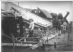К аварии у станции Ковров в 1920 году, повлекшей гибель 42 человек и сход с рельсов 33 вагонов (последствия на фото), привело упавшее на пути полено