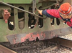 30 ноября в Дагестане взорван поезд Тюмень—Баку. Локомотив получил повреждения (на фото), но смог дотянуть состав до конечного пункта назначения 