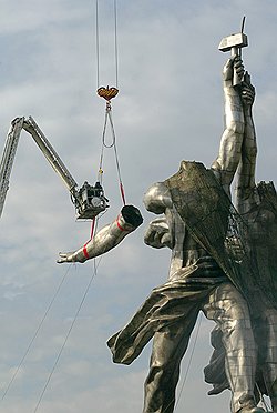 За демонтажом статуи в 2003 году кому-то виделся дурной знак, а кому-то — гнилой каркас
