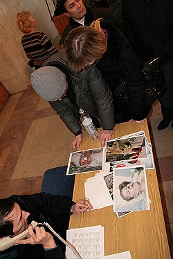 Не найдя своих родственников в списках погибших, жители Перми пытались опознать их по фотографиям из больниц 