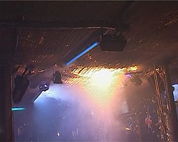 Посетители клуба, несмотря на пожар и панику, успели снять происходящее на видео: загоревшийся потолок 