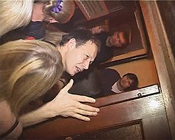 Посетители клуба, несмотря на пожар и панику, успели снять происходящее на видео: давку у выхода 