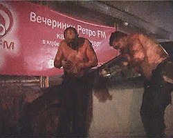 Посетители клуба, несмотря на пожар и панику, успели снять происходящее на видео: первых пострадавших 