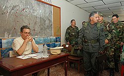 Президент Венесуэлы Уго Чавес и его коллега из Колумбии Альваро Урибе (слева) готовились к войне друг с другом достаточно долго, чтобы в этом году ее начать 