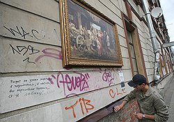 Картины на фасадах зданий Грибоедовского канала вдохновили почитателей на собственное творчество 
