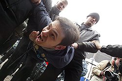 Имеющий большие планы на будущее калужский губернатор Анатолий Артамонов предпочел держать оппозицию (на фото — Илья Яшин) на расстоянии от парламента