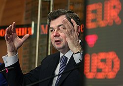 Имеющий большие планы на будущее калужский губернатор Анатолий Артамонов (на фото) предпочел держать оппозицию на расстоянии от парламента