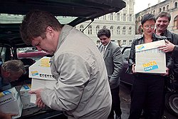 В 2004 году оппозиционеры доставили в суд вещдоки, упаковав их в «коробки из-под ксерокса». Но волшебная тара им не помогла 