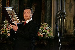 Виктору Януковичу несколько наскучило быть иконой российских патриотов