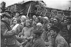 Ударники производства и стахановцы (на фото) быстро научились завершать пятилетку в четыре года, а рабочую неделю — в четыре дня 