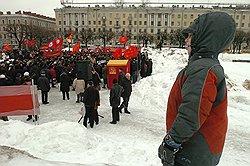 В Санкт-Петербурге оппозиция раздвоилась: у Финского вокзала собрались коммунисты, у спорткомплекса «Петербургский» — демократы