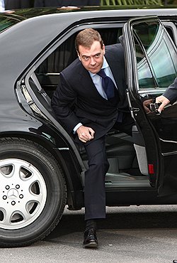Намек Дмитрия Медведева может навести силовиков на мысль поискать следы коррупции в его гараже