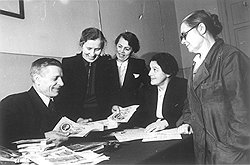 Находясь под впечатлением от обмена старых рублей на новые (на фото), в 1961 году советский народ не заметил налоговых послаблений для самых низкооплачиваемых 