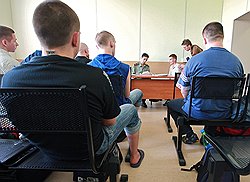 В Минобороны считают, что мужчины среднего возраста будут смотреться на призывных пунктах не хуже выпускников школ