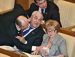 В отличие от коллег-мужчин, женщины-депутаты на трибуну не рвались, предпочитая решать текущие вопросы на местах (Зоя Степанова)