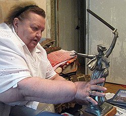Бывший заместитель директора ансамбля «Мамаев курган» Валентина Клюшина несколько десятилетий спасала «Родину-мать» собственными руками 