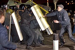 После митинга 14 мая, совмещенного с акцией памяти погибших шахтеров, междуреченцы перекрыли железную дорогу, а омоновцев закидали камнями (на фото) 