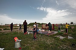 Недопробуренная артезианская скважина и приделанная к ней колонка — единственный источник воды в селе Кара-Тюбе 