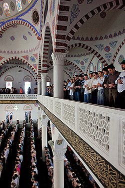 В главную мечеть Махачкалы ходят и салафиты, и традиционные сунниты: здесь внутрирелигиозные разногласия почти незаметны 