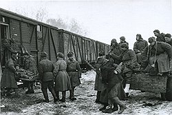 Санитарный поезд с агитационной открытки несколько отличался от обычного (на фото)