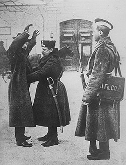 После подавления московского восстания в декабре 1905 года полиция еще долго искала людей, похожих на революционеров (на фото), и квартиры, похожие на конспиративные 