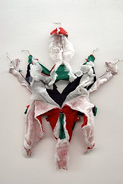 В серии «Зависимость/независимость» (2005) Мессаже показала внутреннюю сущность безобидных мягких игрушек