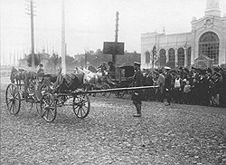 Полицейская конная охрана не уберегла Вячеслава Плеве. За взрывом министерской кареты (на фото) последовали министерские похороны 