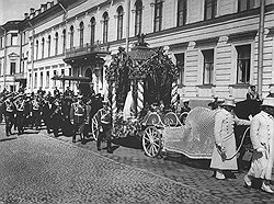 Полицейская конная охрана не уберегла Вячеслава Плеве. За взрывом министерской кареты последовали министерские похороны (на фото) 