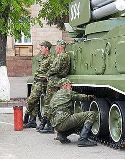 Сокращение продолжительности срочной службы отразилось на ситуации с дедовщиной лишь в том, что старослужащими теперь становятся в два раза быстрее