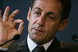 Спровоцированный французским дворецким скандал затронул не только министра труда Франции, но и президента страны (на фото)